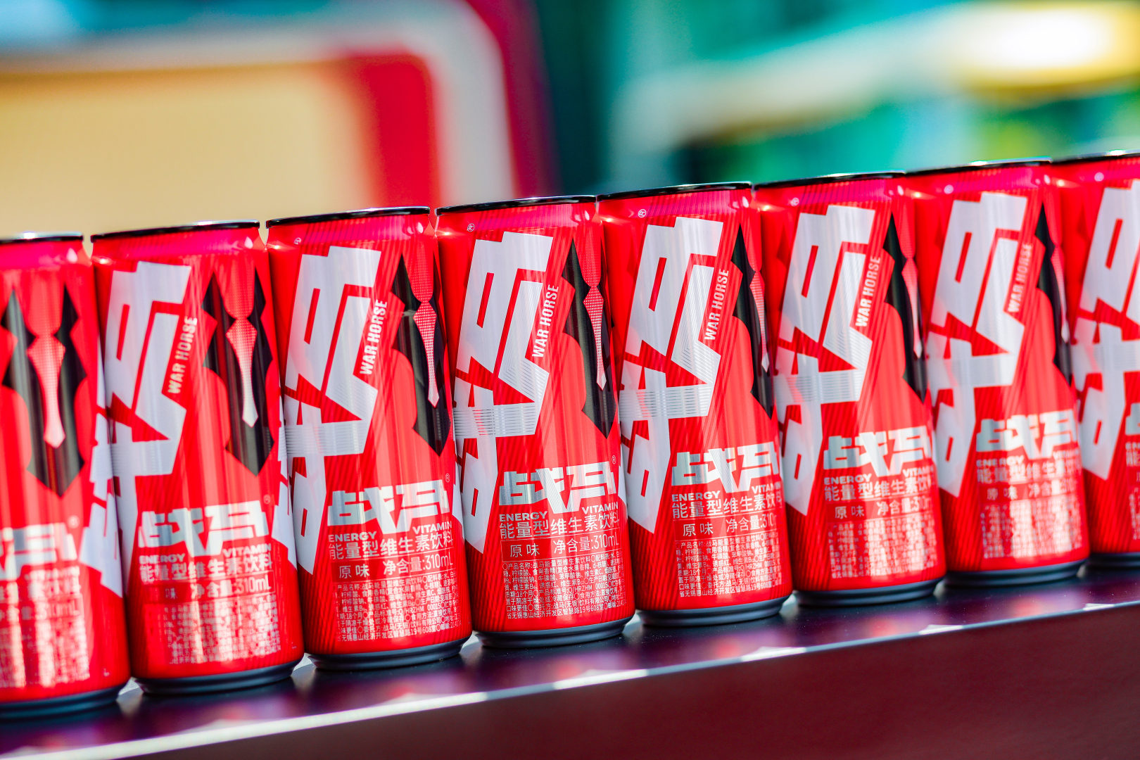 补充能量就选战马能量饮料,战马能量致敬每一位奔跑在热爱里的她