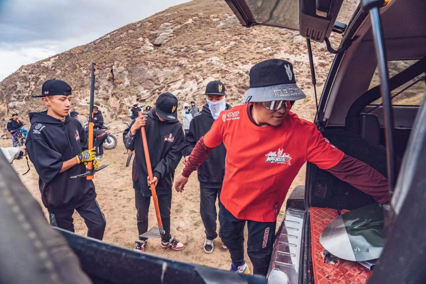 战马携手知名车手丁再刚，肖聪完成西藏首条速降自行车赛道