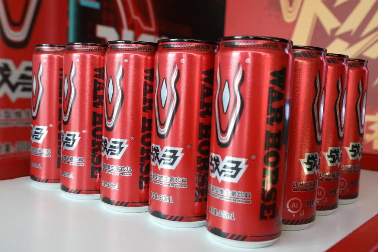 一罐能量滑出自由，战马和滑板的组合燃爆街头