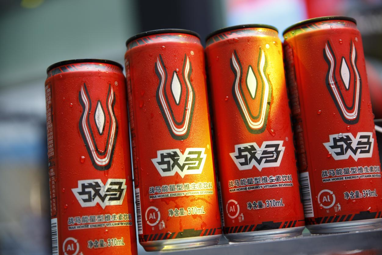 工作没能量怎么办？来一罐战马能量型维生素饮料